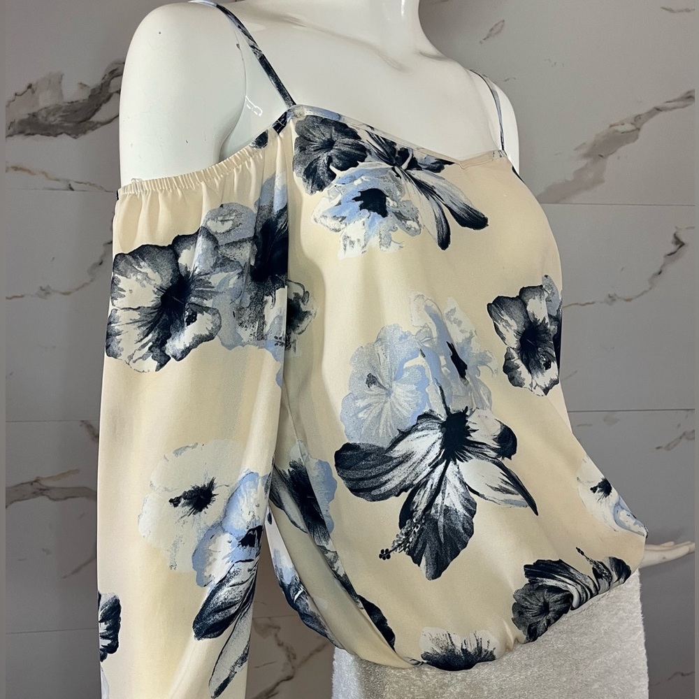 Dynamite Cream Cold-Shoulder Blouse Blue & White Floral Print Size M Lightweight